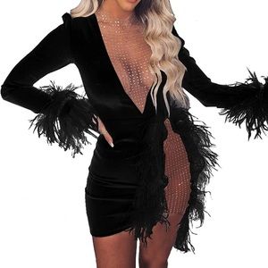 - 💕 BIRTHDAY BADDIE BLACK FEATHER DEEP V DRESS *NEW*